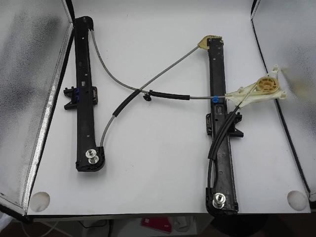 Mechanizm podnoszenia szyby drzwi przednich lewych 8V4837461 VAG