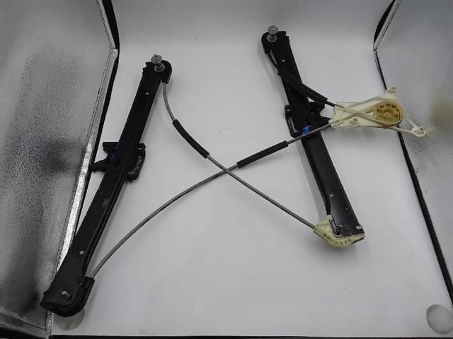 Mechanizm podnoszenia szyby drzwi przednich prawych 8V4837462 VAG