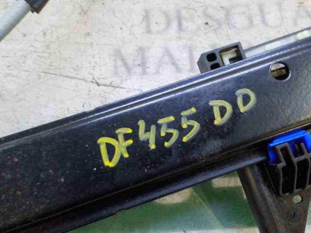 Mechanizm podnoszenia szyby drzwi przednich prawych 8V4837462 VAG