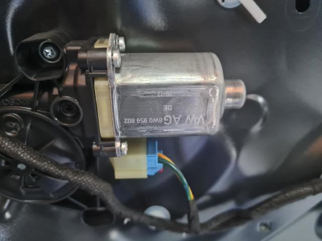 Mechanizm podnoszenia szyby drzwi przednich prawych 8W0837462 VAG