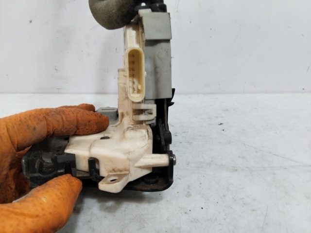 Zamek drzwi tylnych prawych 8X0839016 VAG