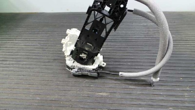 Zamek drzwi przednich prawych 8X1837016C VAG