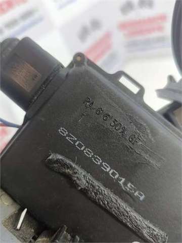Zamek drzwi tylnych lewych 8Z0839015A VAG