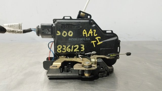 Zamek drzwi tylnych lewych 8Z0839015A VAG
