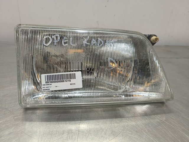 Reflektor prawy 90008020 OPEL