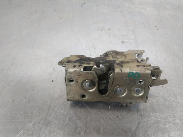 Zamek drzwi przednich prawych 9017200235 MERCEDES