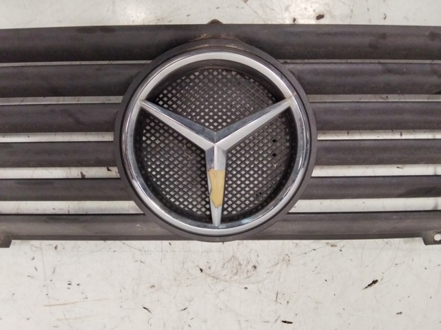 Atrapa chłodnicy 9018880123 MERCEDES