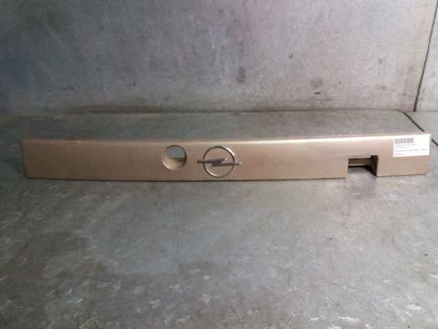 Lampa oświetlenia tylnej tablicy rejestracyjnej 90213642 OPEL