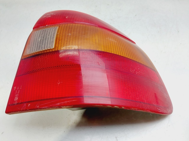 Lampa zespolona tylna prawa 90421971 OPEL