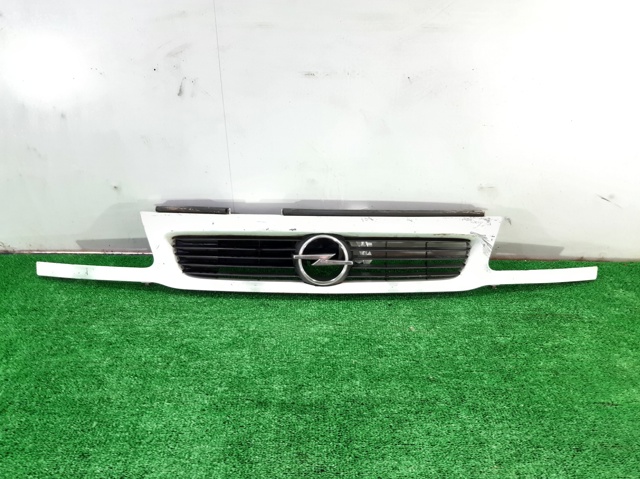 Atrapa chłodnicy 90442037 OPEL