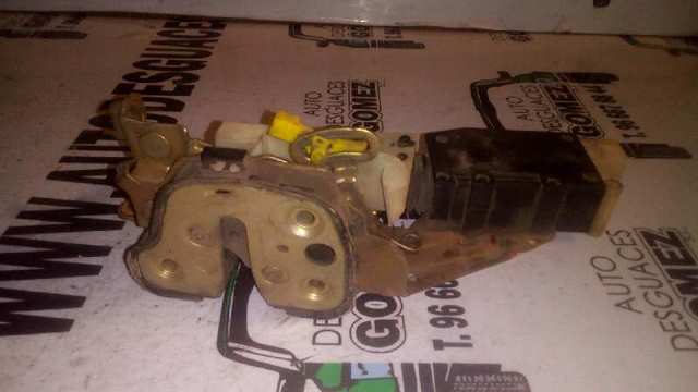 Zamek drzwi przednich prawych 90493702 OPEL