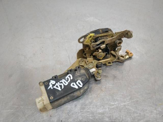 Zamek drzwi przednich prawych 90493702 OPEL