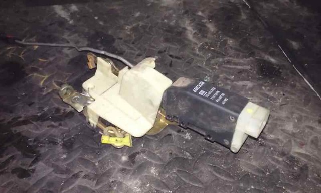 Zamek drzwi przednich prawych 90493702 OPEL