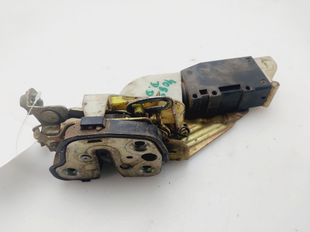 Zamek drzwi przednich prawych 90493702 OPEL