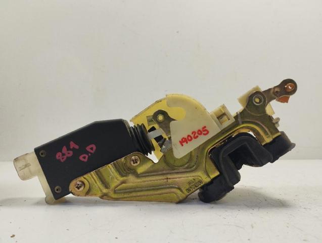 Zamek drzwi przednich prawych 90493702 OPEL