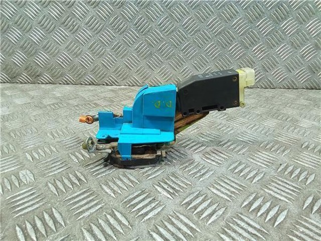 Zamek drzwi przednich prawych 90493702 OPEL