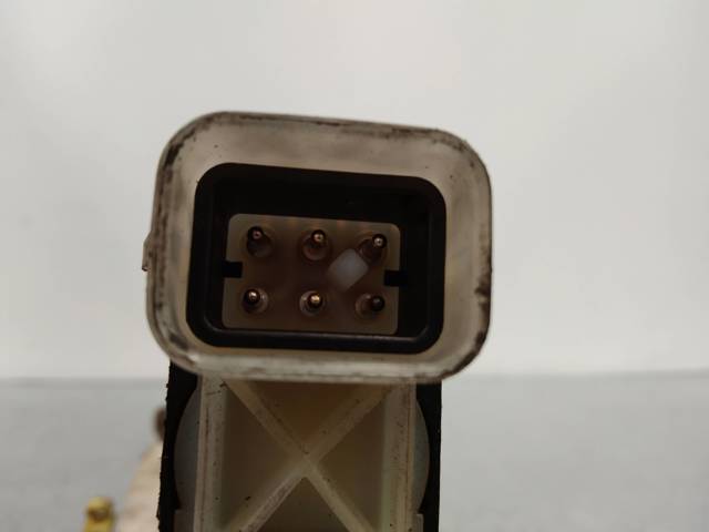 Zamek drzwi przednich prawych 90493702 OPEL