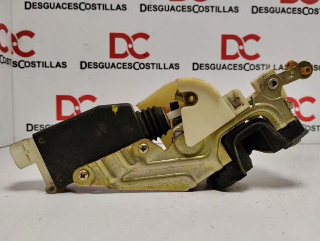 Zamek drzwi przednich prawych 90493702 OPEL