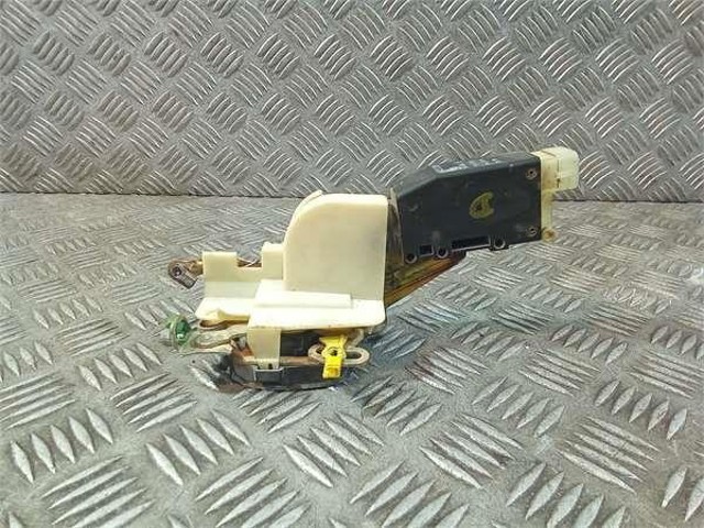 Zamek drzwi przednich prawych 90493702 OPEL