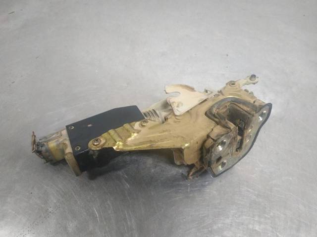 Zamek drzwi przednich prawych 90493702 OPEL