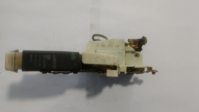 Zamek drzwi przednich prawych 90493702 OPEL