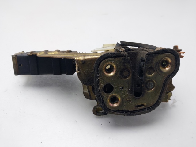 Zamek drzwi przednich prawych 90493702 OPEL