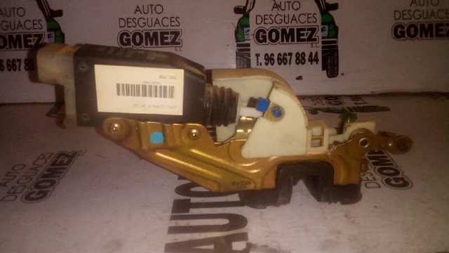 Zamek drzwi przednich prawych 90493702 OPEL