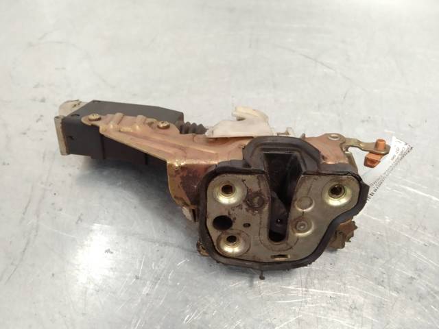Zamek drzwi przednich prawych 90493702 OPEL