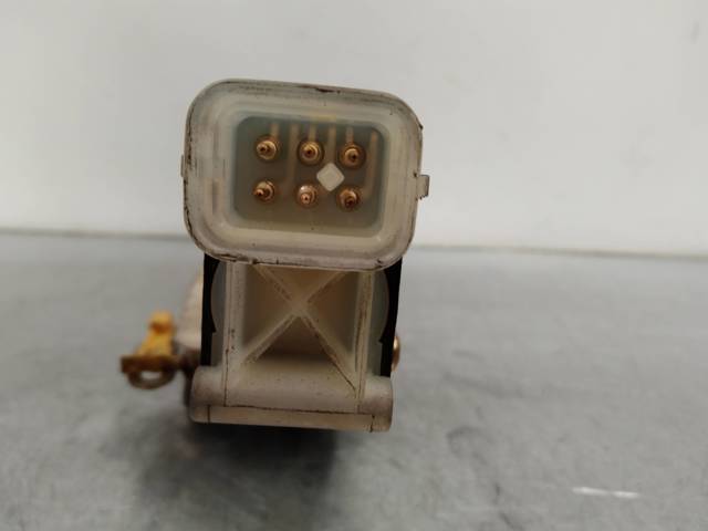 Zamek drzwi przednich prawych 90493702 OPEL