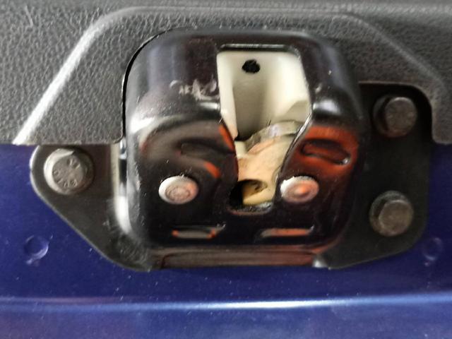 Zamek klapy bagażnika (3/5 drzwi tylnych) 90502EN00A NISSAN