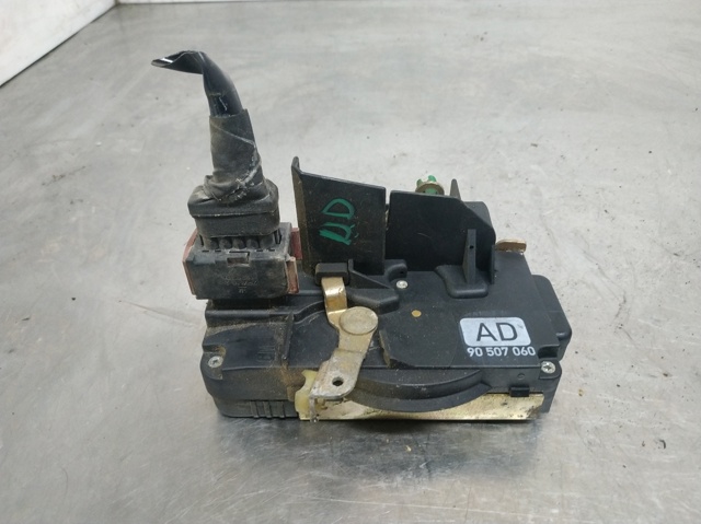 Zamek drzwi przednich prawych 90507060 OPEL