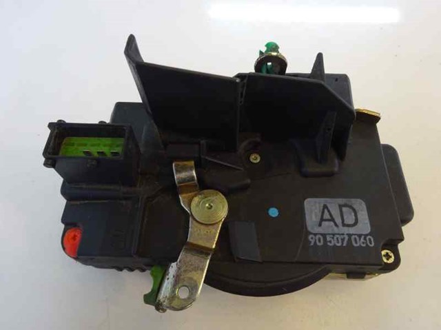 Zamek drzwi przednich prawych 90507060 OPEL