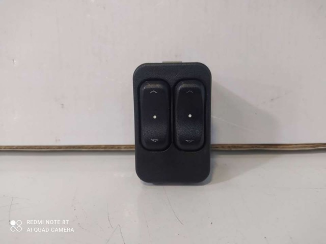 Panel przyciskowy sterowania podnośnikiem szyby przedni lewy 90561088 OPEL