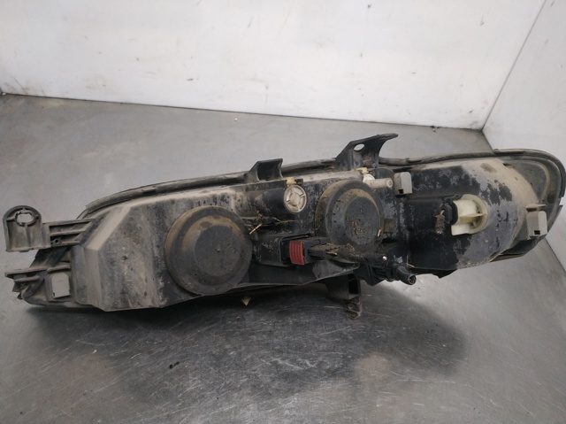 Reflektor prawy 90586845 OPEL