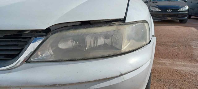 Reflektor prawy 90586845 OPEL