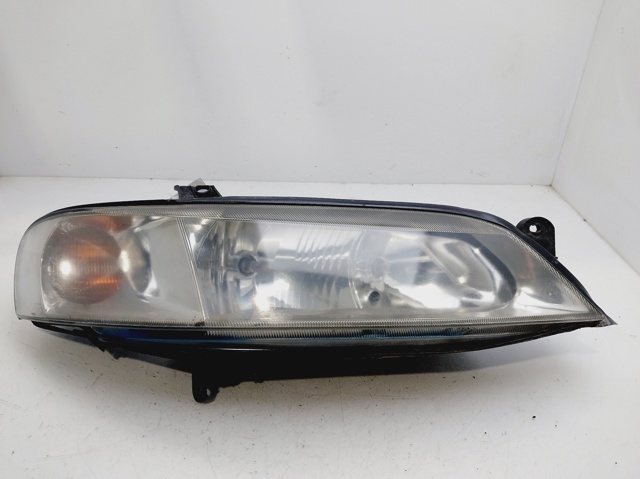 Reflektor prawy 90586845 OPEL