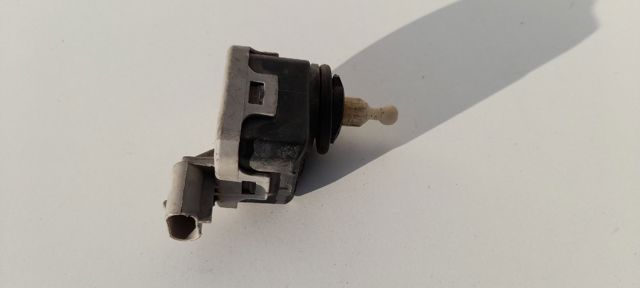 Korektor swiatel 90590665 OPEL