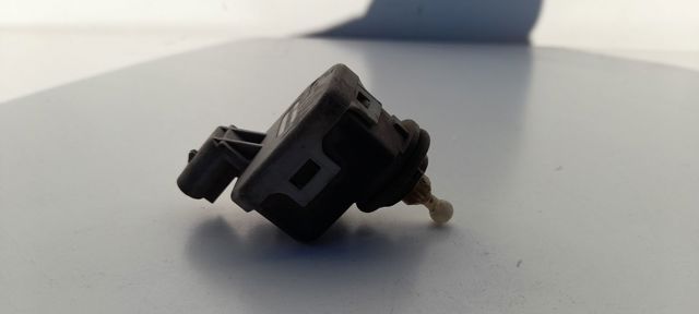 Korektor swiatel 90590665 OPEL