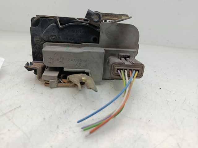 Zamek drzwi przednich prawych 9136J3 PEUGEOT