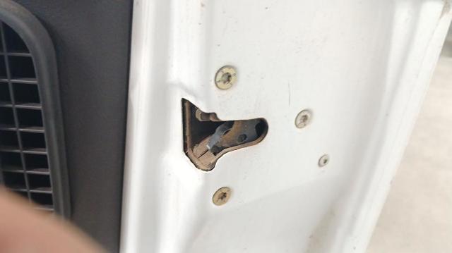 Zamek drzwi przednich prawych 9136L8 PEUGEOT