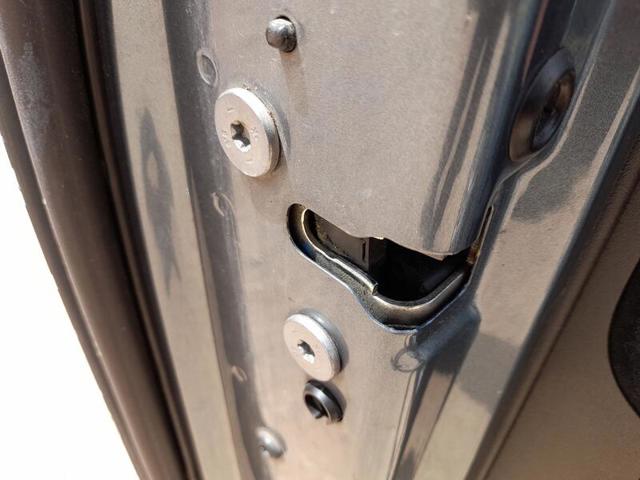 Zamek drzwi tylnych lewych 9137H1 PEUGEOT