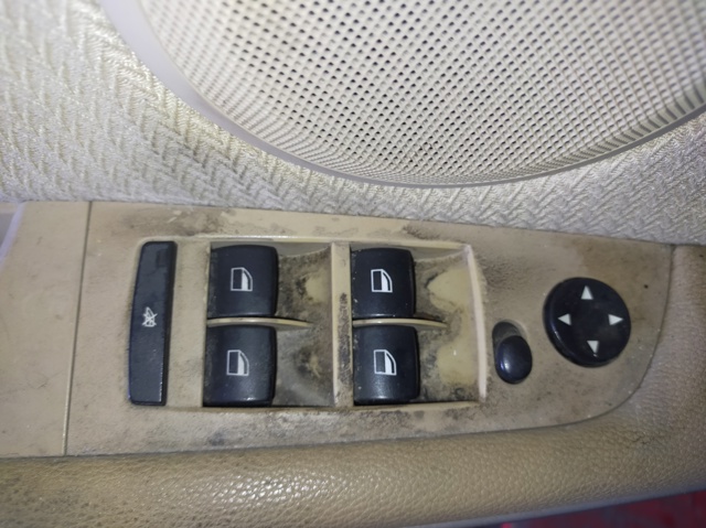 Panel przyciskowy sterowania podnośnikiem szyby przedni lewy 9155503 BMW