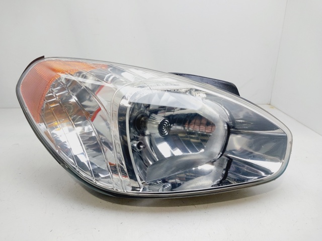 Reflektor prawy 921021E041 HYUNDAI