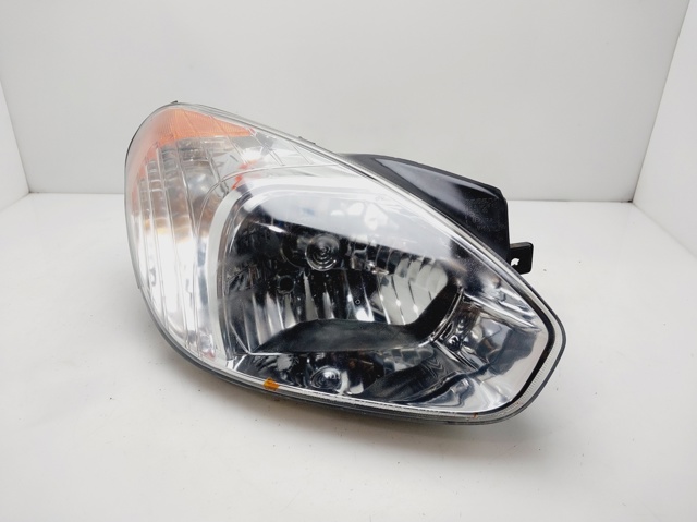 Reflektor prawy 921021E041 HYUNDAI