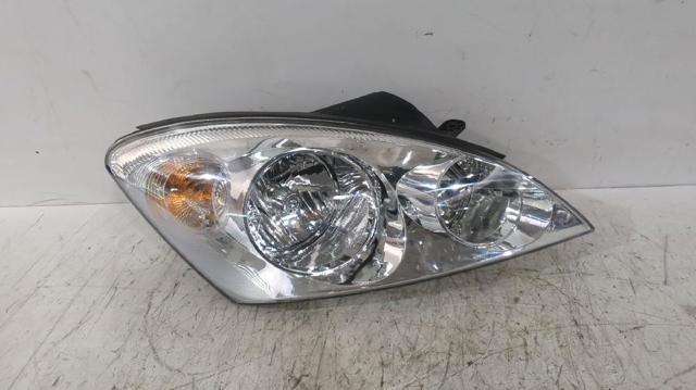 Reflektor prawy 921021H000 HYUNDAI