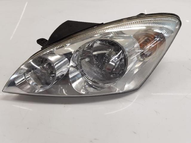 Reflektor prawy 921021H000 HYUNDAI