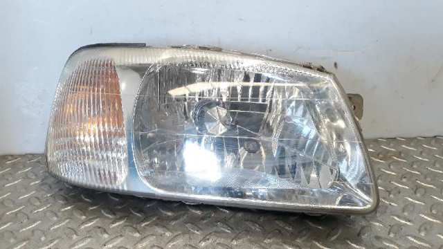 Reflektor prawy 9210225020 HYUNDAI