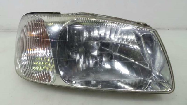 Reflektor prawy 9210225020 HYUNDAI