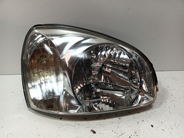 Reflektor prawy 9210226025 HYUNDAI