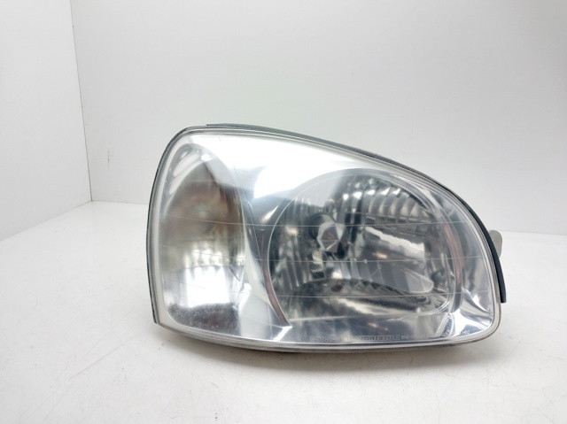 Reflektor prawy 9210226025 HYUNDAI